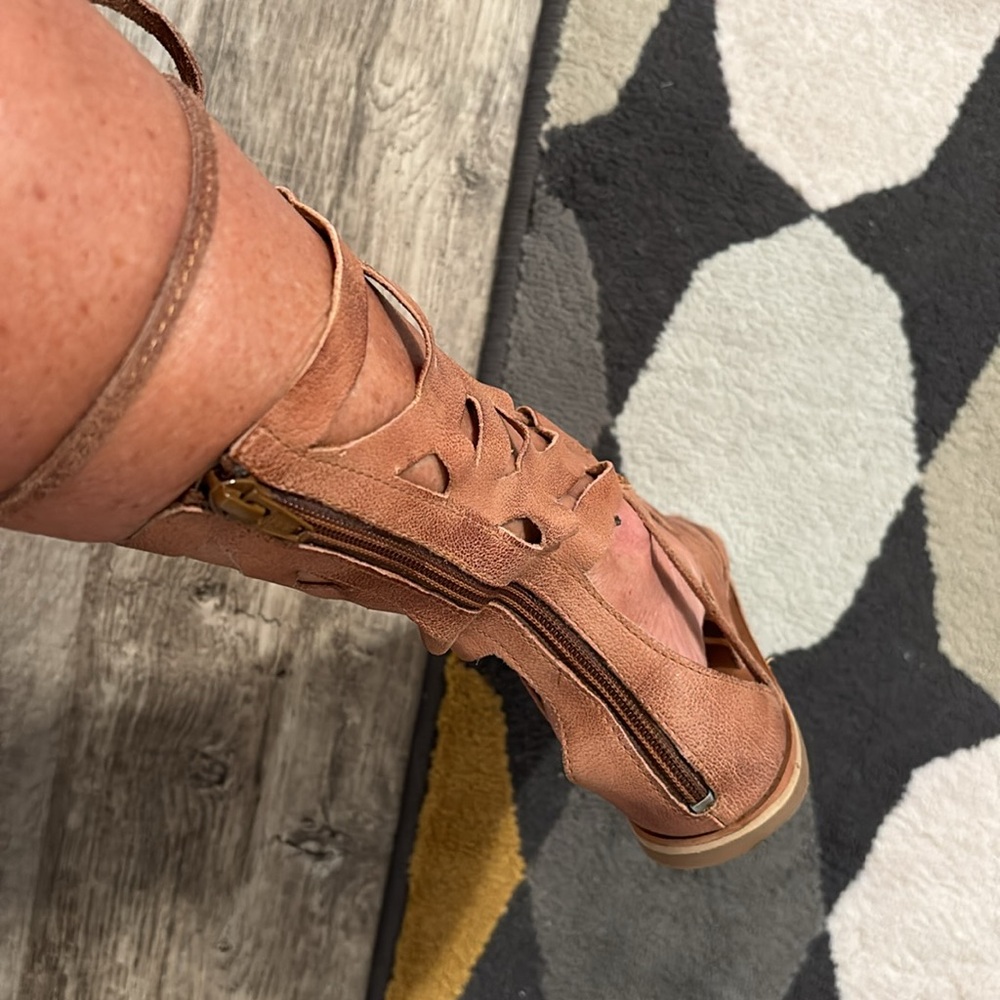 Amazing Free People lace up sandals. Barely worn. - Picture 3 of 6